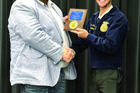 Britton Putman presenting Cason Crump with the “Workhorse” award. NO 49 OF THE 107TH YEAR • PUBLISHED IN WETUMKA, OK 74883