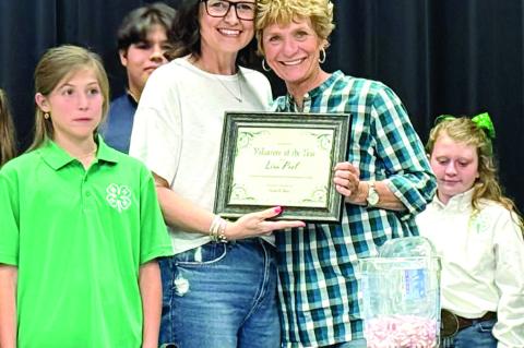 4-H leader Kassie Ingle presenting Lisa Peel with the “4-H Volunteer of the Year” award.
