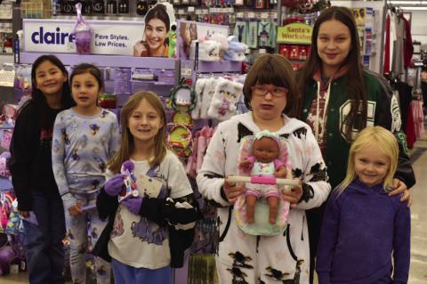 Senior Maleigha Vannasdall helps the younger students shop. L to R: Sharon Lowe, Nylah Pigeon, Calliope Martin, Cloe Whitaker and Viper Collins